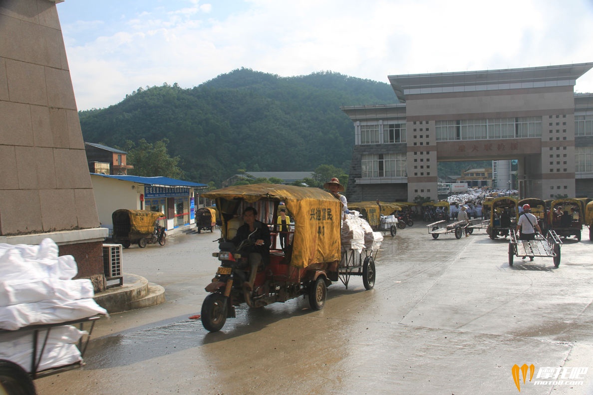 延边公路上繁忙的口岸