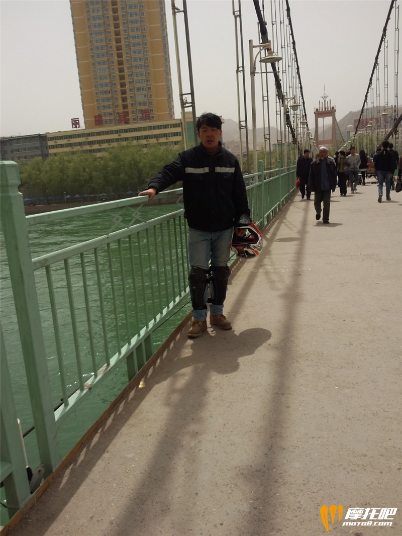 甘肃永靖县城的黄河吊桥