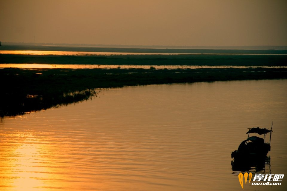 鄱阳湖边的夕阳，最后一次拿出相机拍的风景，我喜欢剪影