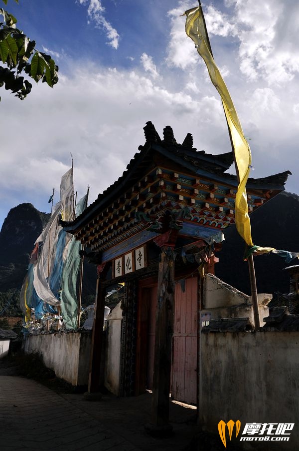 丙中洛山上的普化寺
