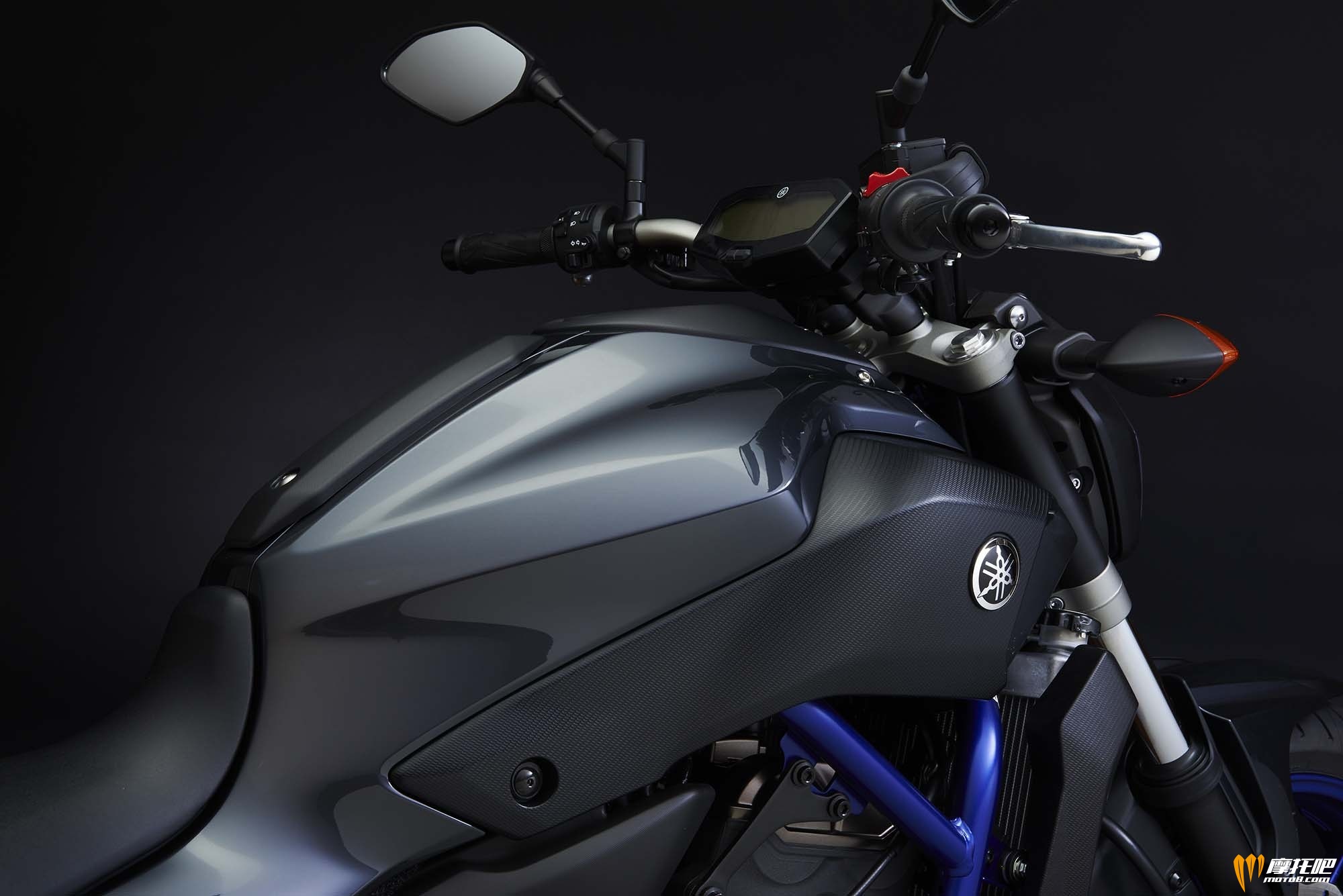 2015-Yamaha-FZ-07-details-01.jpg