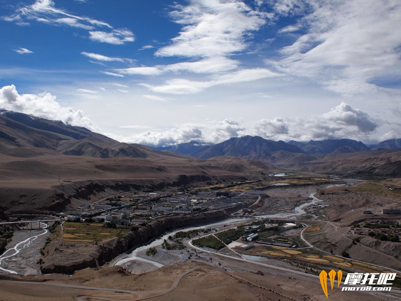 俯瞰孔雀河流过普兰县进入尼泊尔_调整大小.JPG