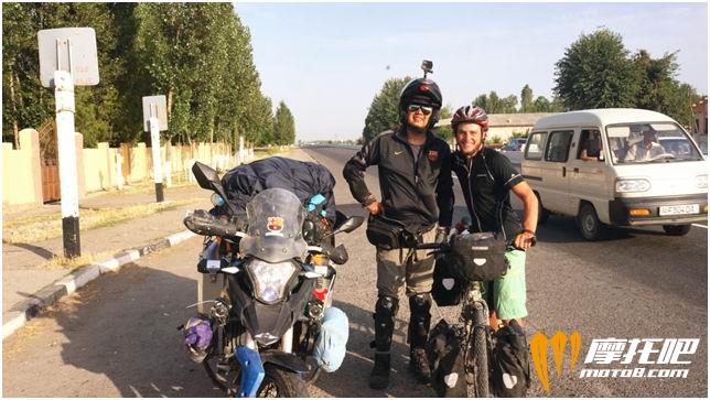 路上遇到的德国和英国的自行车骑行者，从北京出发，准备骑回家