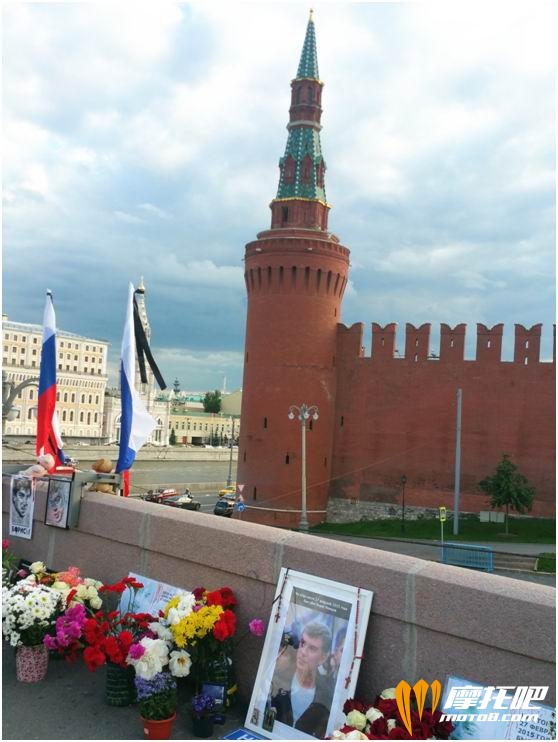 前段时间在红场附近的一座桥上被枪杀的俄罗斯前副总统涅姆佐夫，现在仍然有他的支持者在这里纪念他。