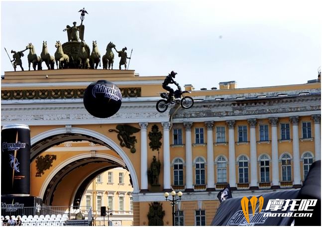 摩托车飞车表演，后面是总参谋大楼大门顶上著名的雕塑，驾着六乘马车的胜利女神