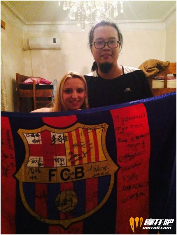 （同房间的波兰情侣里的女孩，ALEXSANDRA，同样也是巴塞罗那球迷，所以也在我带的旗帜上签了名）