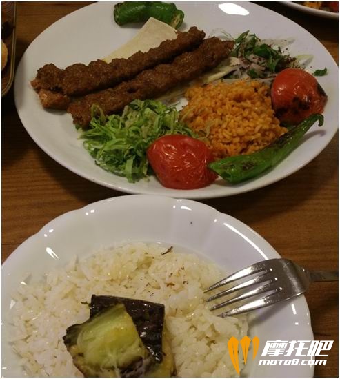 土耳其到处都有的餐点，Kebab，其实就是烤串的套餐