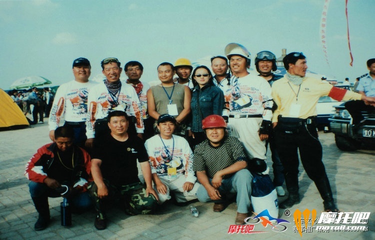 2002年第三届摩旅节银川贺兰山车队与陈建国合影.jpg
