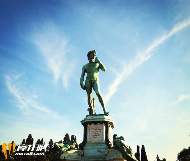 米开朗基罗广场上的大卫雕像的复制品，真品在佛罗伦萨美术学院内，这是米开朗基罗最为世人所熟知的作品之一