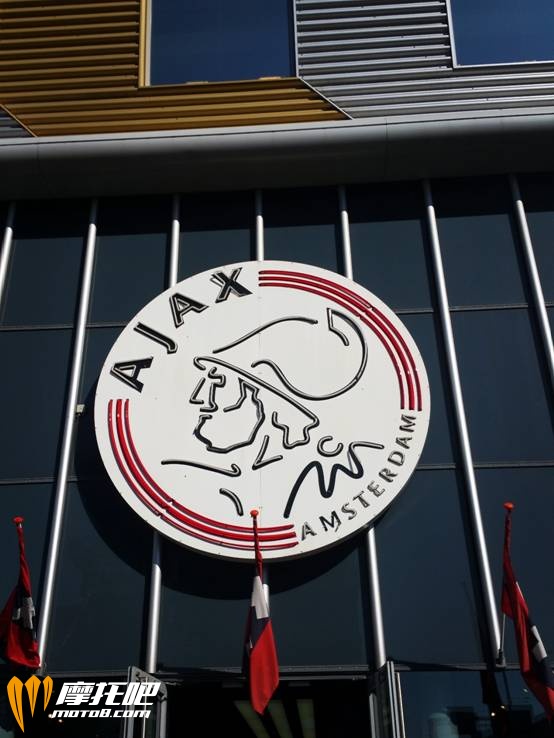 （Ajax的队徽，队徽里的头像由11笔画组成，代表场上的11名球员）
