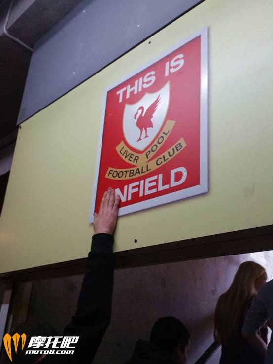（利物浦球员通道上的标志，上面的标语是“这里是安菲尔德”，球员上场前都会拍打一下这个标语，也是提醒所 ...