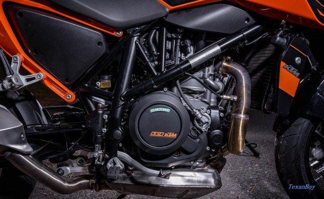 120215-2016-KTM-690-duke-duke-r-538-633x389.jpg