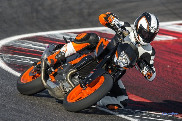 111715-2016-ktm-690-duke-r-5-584x389.jpg