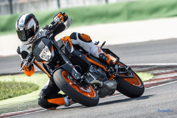 111715-2016-ktm-690-duke-r-7-583x389.jpg