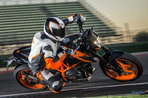 111715-2016-ktm-690-duke-r-6-583x389.jpg