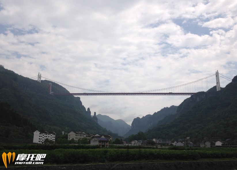 第4回看到矮寨大桥，14年湘西摩节曾骑车穿行大桥。