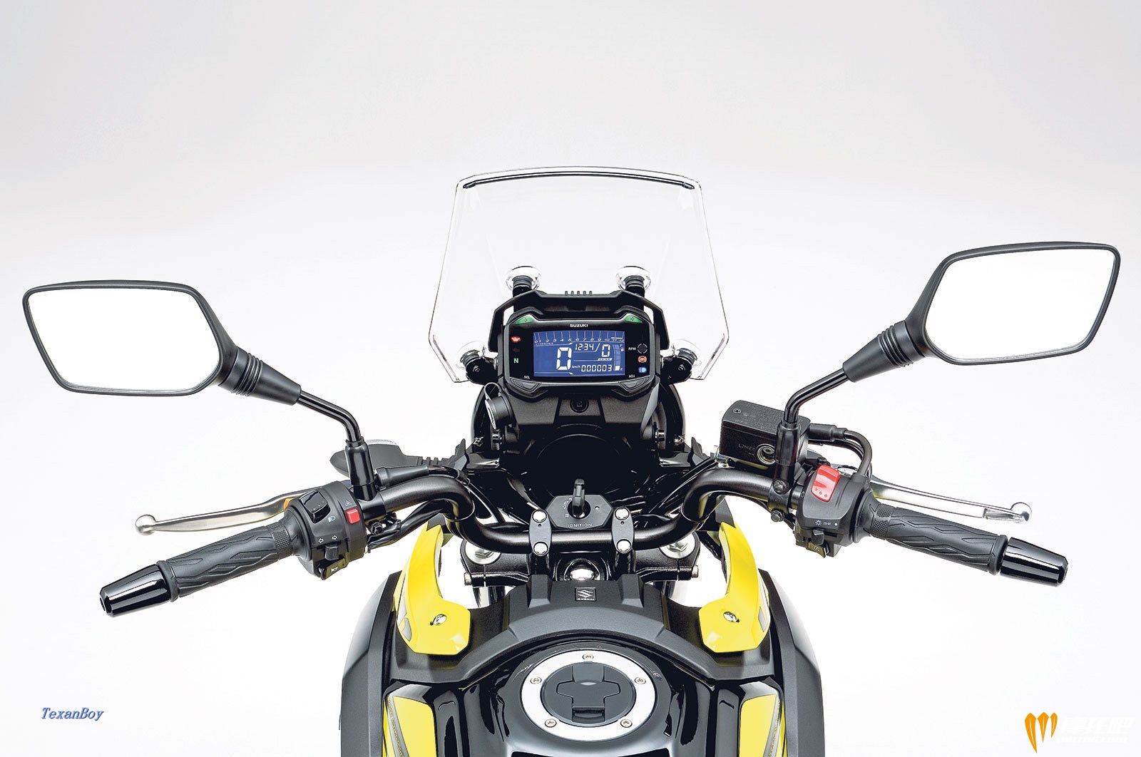 2017-suzuki-dl250-v-strom-dl250al8_cockpit-cmyk.jpg