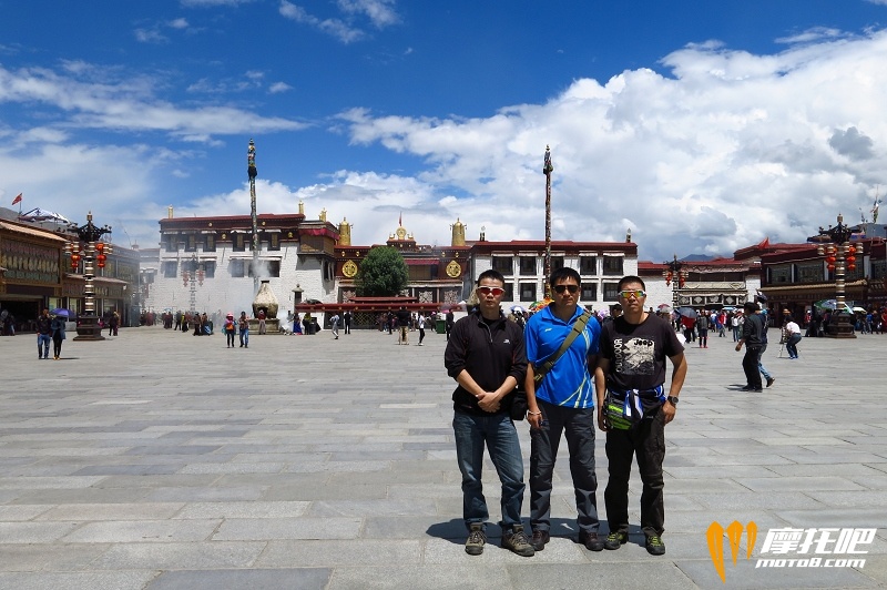 三个兄弟在大昭寺广场来一张合影