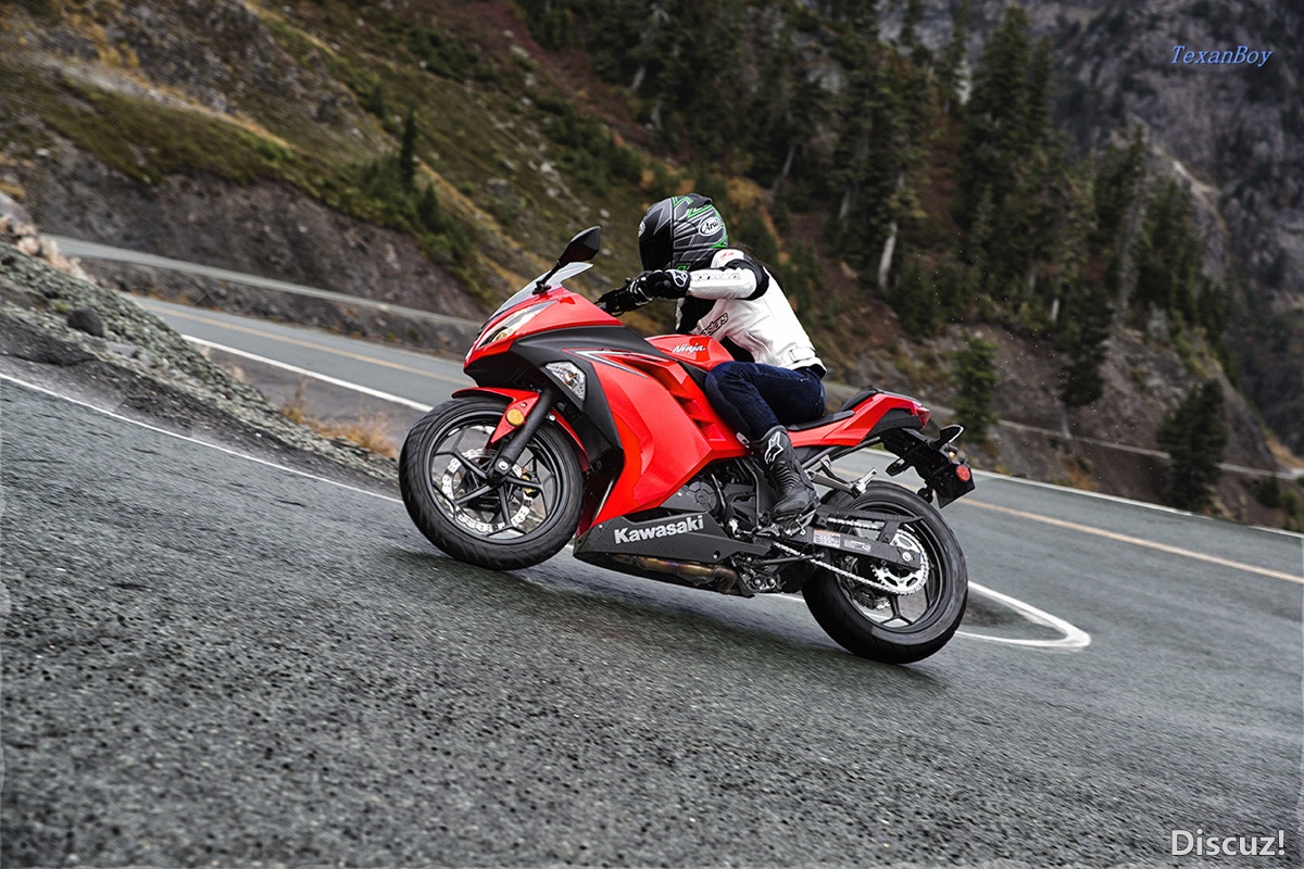 2017-Kawasaki-Ninja-300-side-motion.jpg