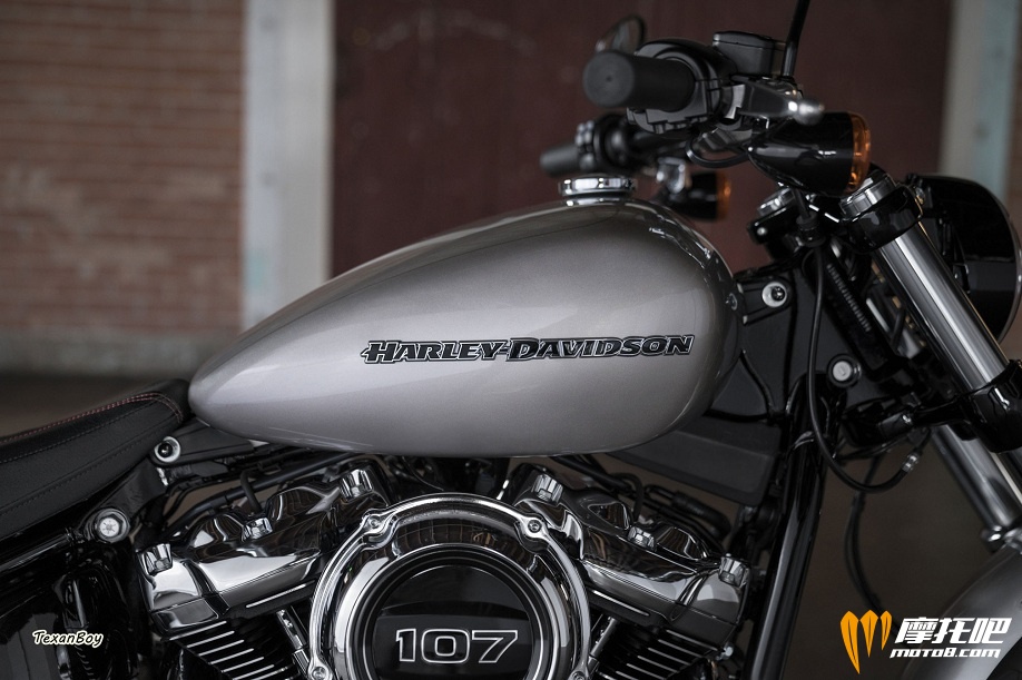 2018-Harley-Davidson-Breakout1.jpg