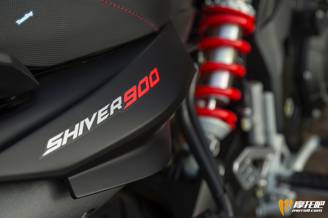 2018-Aprilia-Shiver-900-Review-9.jpg