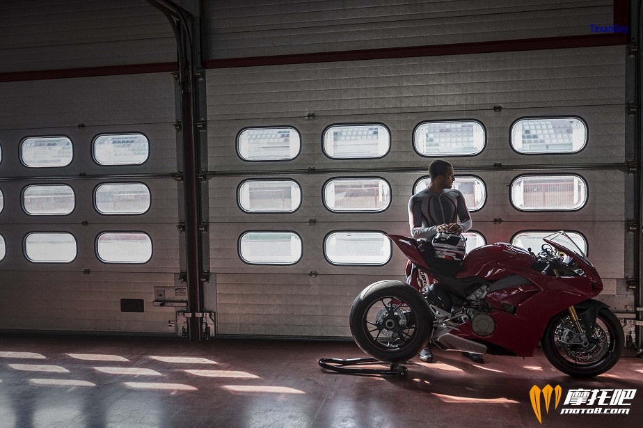 110517-2018-ducati-panigale-v4-18.jpg