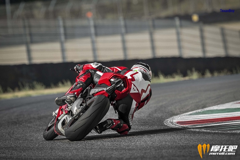 110517-2018-ducati-panigale-v4-03.jpg