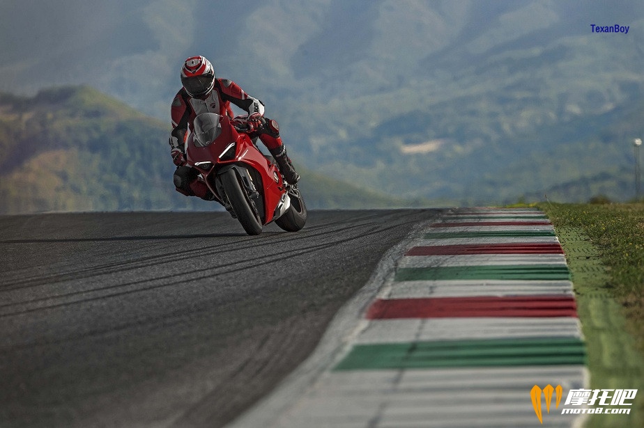 110517-2018-ducati-panigale-v4-11.jpg