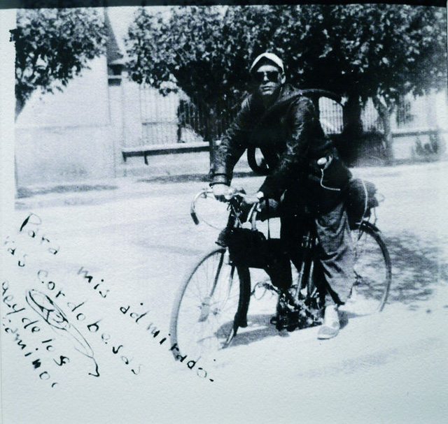 2自拍照，阿根廷科尔多瓦。1950年 1-2月的格瓦拉，正处于他的第一次漫游中，目标是在.jpg