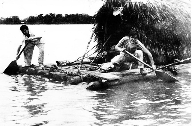 7-2格瓦拉和格拉纳多划着“曼波－探戈”号木筏沿亚马逊河而下，前往哥伦比亚，1952年6月.jpg