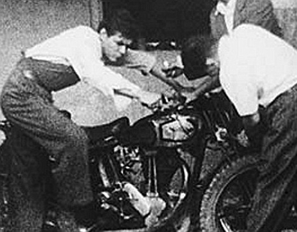 0格瓦拉（左）本人在修理“诺顿500”摩托车.jpg