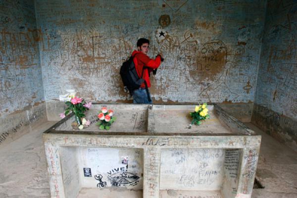 5-10月7日，在玻利维亚瓦里格兰德，一名游客正在参观当年军方展示格瓦拉遗体的一间库房。.jpg