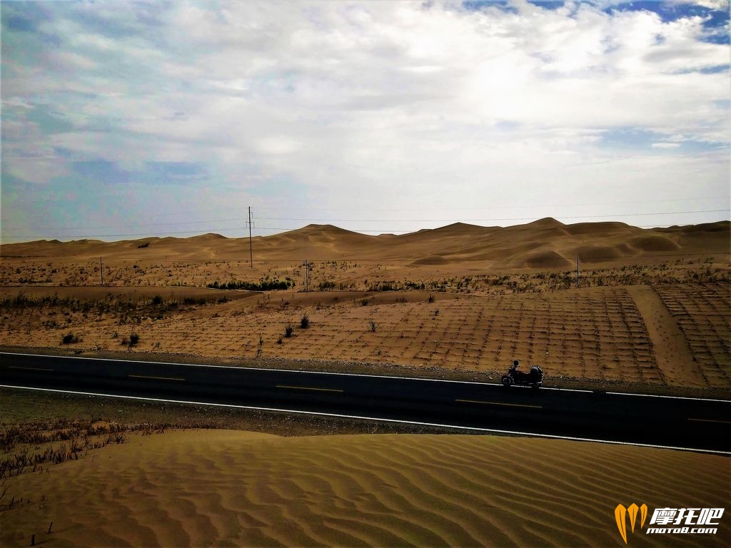 孤独的摩托车在孤独的沙漠公路上