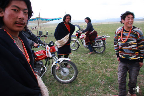 7-广袤无垠的桑科草原上有这么一群藏族青年，马对于他们，已经失去了诱惑力，而马达的.jpg