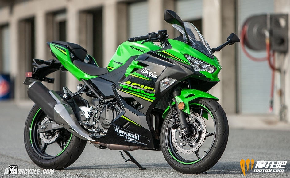 062218-Lightweight-Sportbikes-Kawasaki-Ninja-400-01.jpg