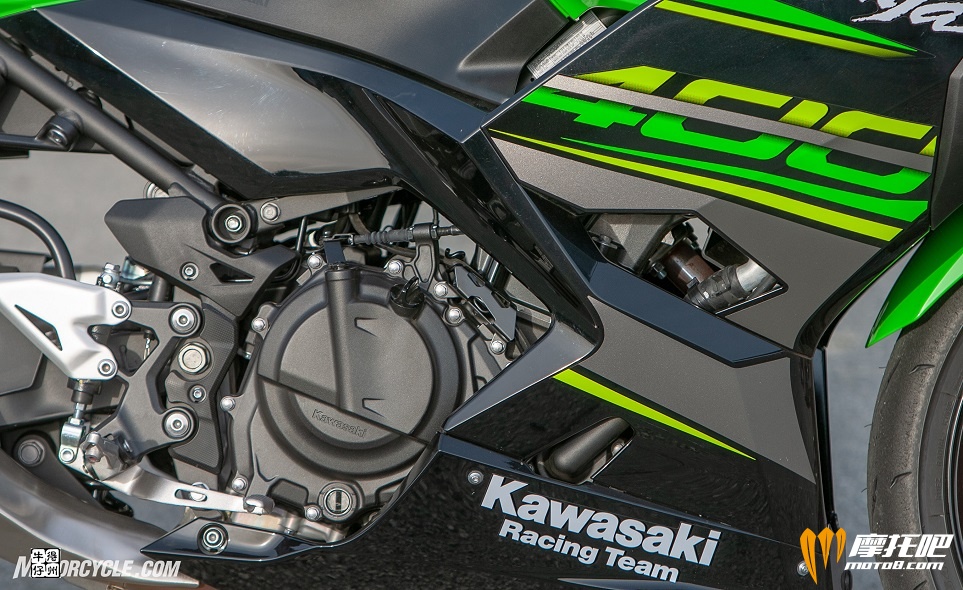 062218-Lightweight-Sportbikes-Kawasaki-Ninja-400-04.jpg
