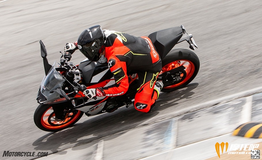 062218-Lightweight-Sportbikes-KTM-RC390-8225.jpg