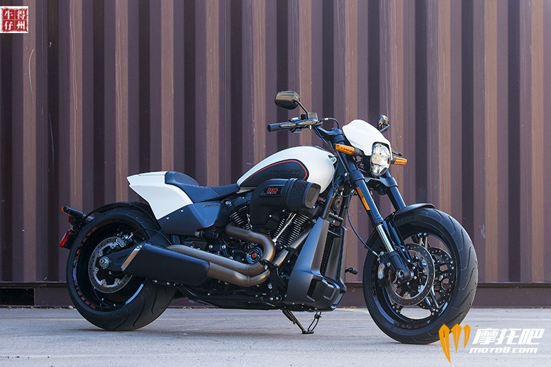 Harley-Davidson-FXDR-114-right-front-quarter.jpg