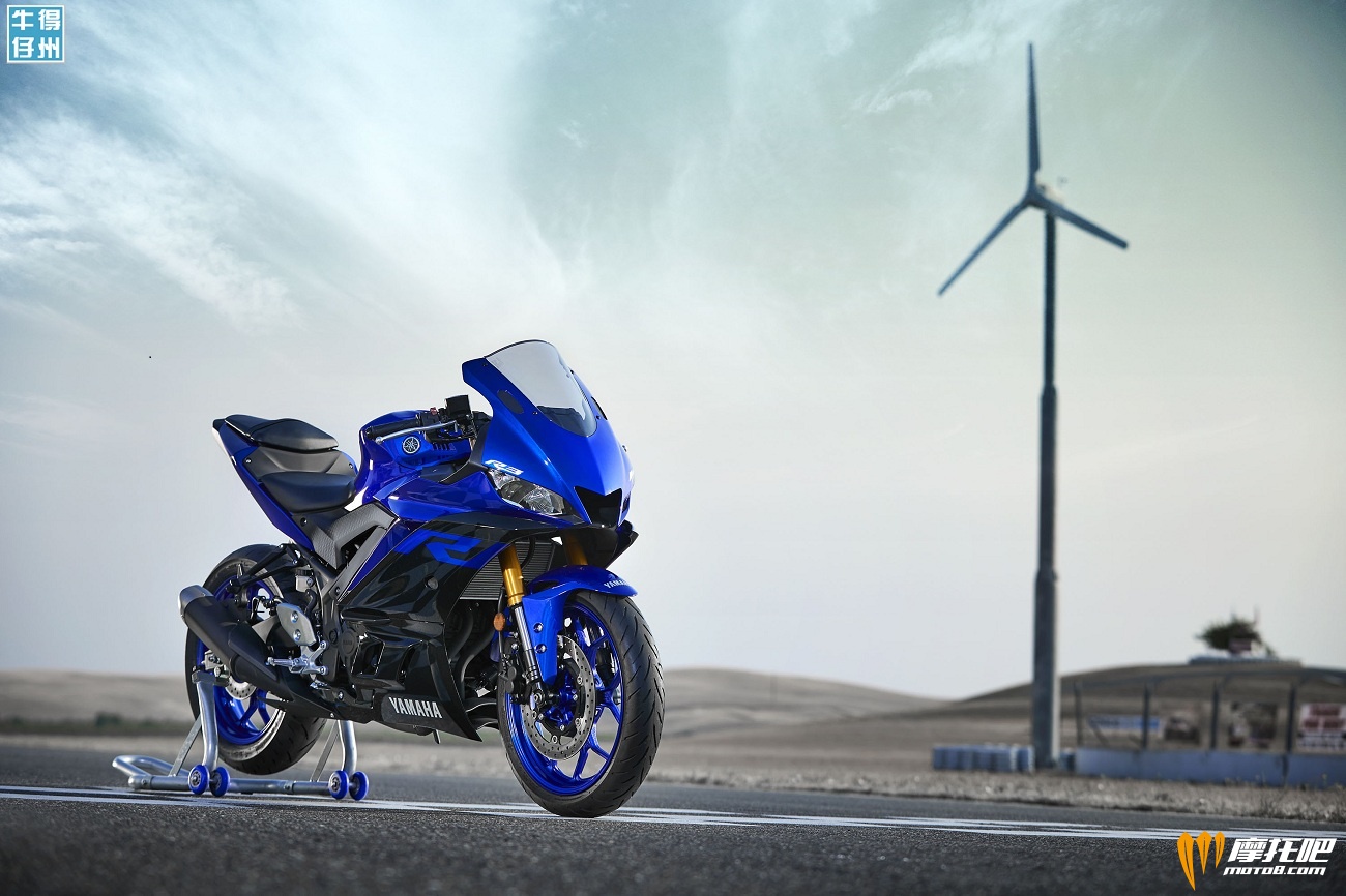 101118-2019-Yamaha_YZF-R3_Team-Yamaha-Blue_Beauty02_0010.jpg