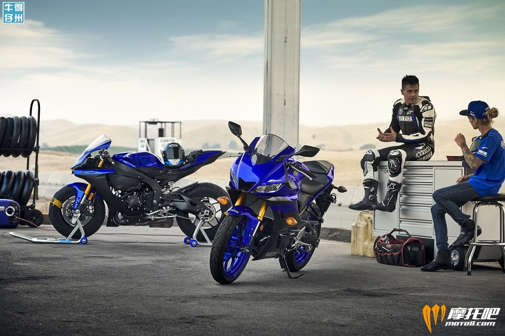 101118-2019-Yamaha_YZF-R3_Team-Yamaha-Blue_Lifestyle01_0037.jpg