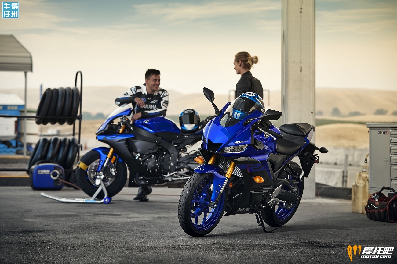 101118-2019-Yamaha_YZF-R3_Team-Yamaha-Blue_Lifestyle01_0167-1.jpg