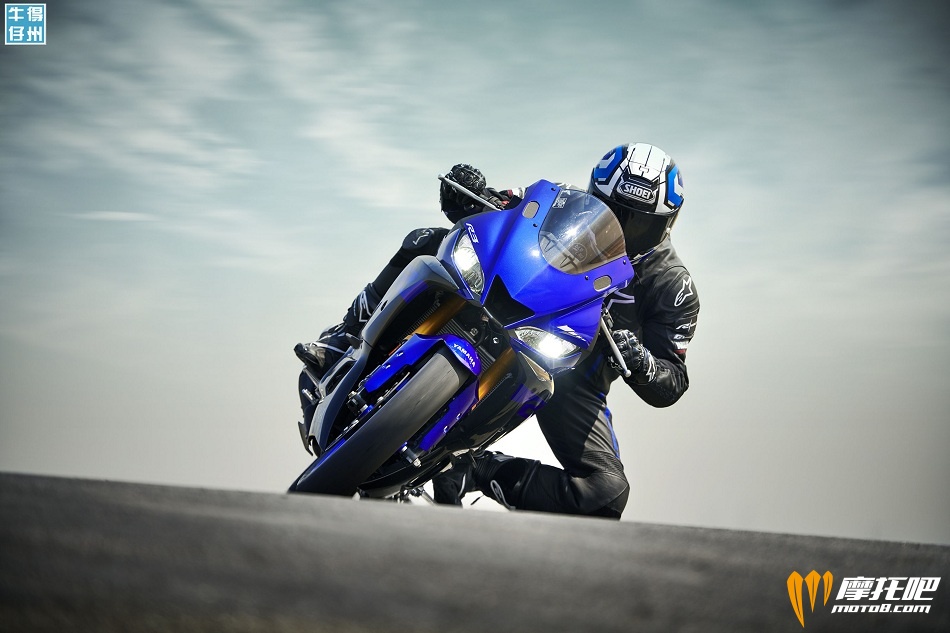 101118-2019-Yamaha_YZF-R3_Team-Yamaha-Blue_Action03_0085.jpg