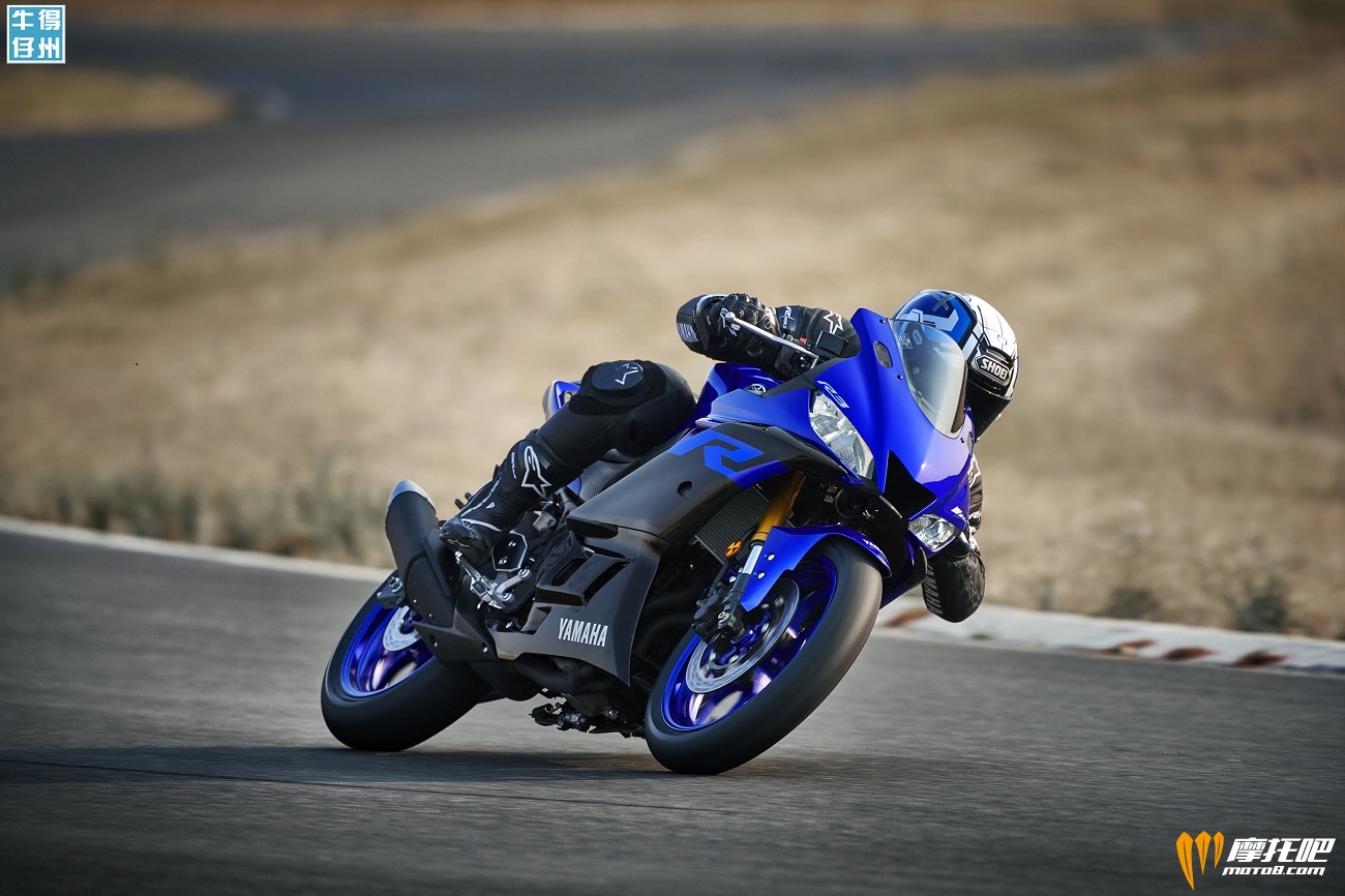 101118-2019-Yamaha_YZF-R3_Team-Yamaha-Blue_Action06_0032.jpg