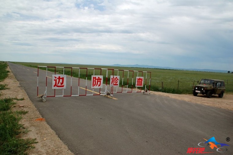 从黑山口至满洲里边境上的小道因奥运会加强来往车辆行人的检查