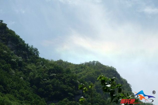 木扎岭顶上隐约出现了一块彩虹，很奇特