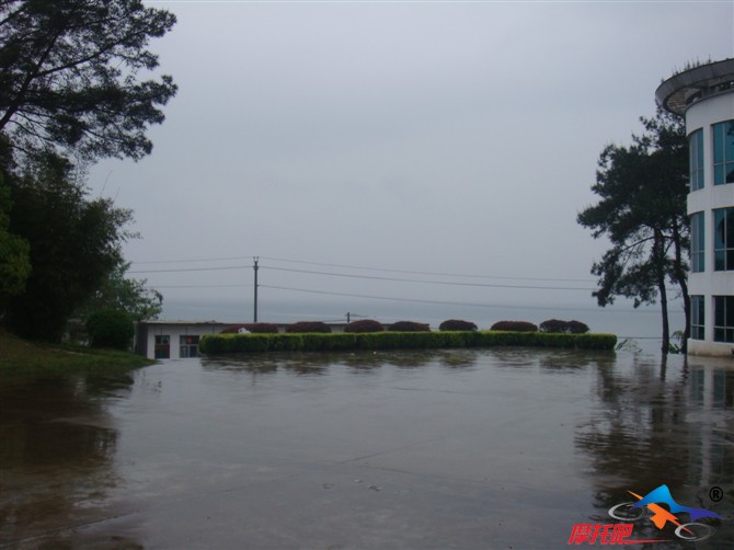 第二天下雨了，开幕在雨中进行