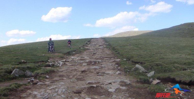 路是骑出来的。路两边是厚厚的草甸。仿佛又来到了西藏。