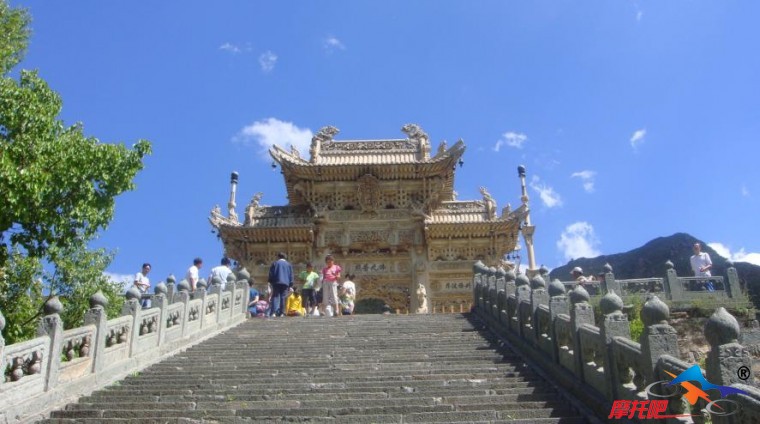 这个寺叫龙泉寺有个汉白玉牌楼很漂亮。就在回来的路上。
