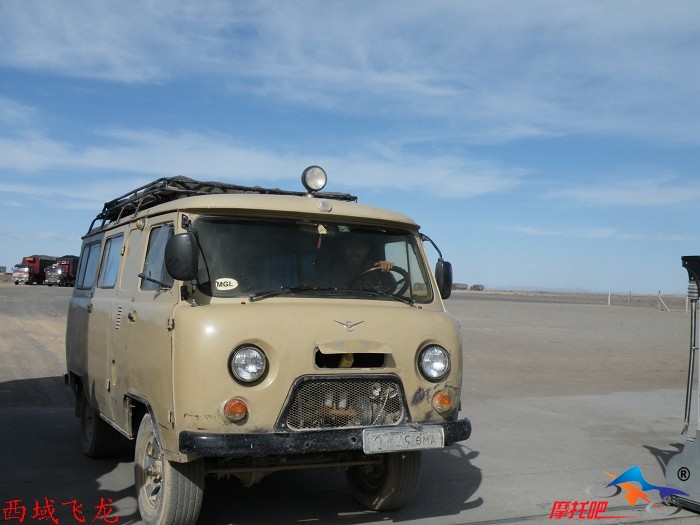 从口岸过来的蒙古国的面包车！很古老！