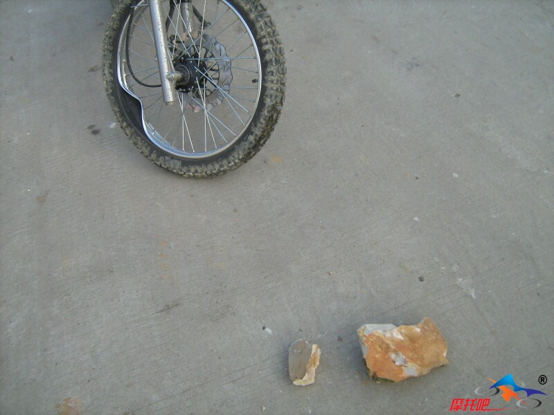 石头碎成两半，车轮。。。。。